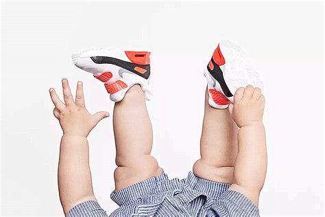 婴儿多大可以穿鞋（过早的穿鞋会影响脚部发育）-幼儿百科-魔术铺