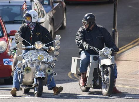 Mod scooters : 60s style classic Vespa and Lambretta scooters