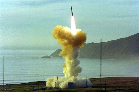 俄举行最大规模导弹发射演练 全谱系战略导弹“齐射”