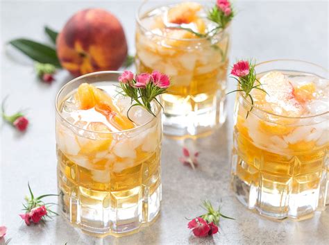 Sweet Georgia Peach Drink {Bourbon Cocktail} - Pizzazzerie