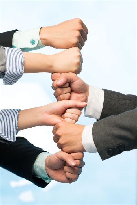 两只手握在一起的图片三只手握在一起的图片2022已更新今日热点