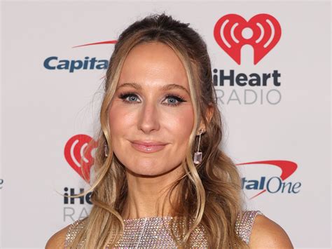 Nikki Glaser postpones ‘really invasive’ plastic surgery to host the Golden Globes | The Independent