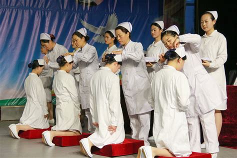 我院举办“5·12”国际护士节授帽仪式-菏泽家政职业学院