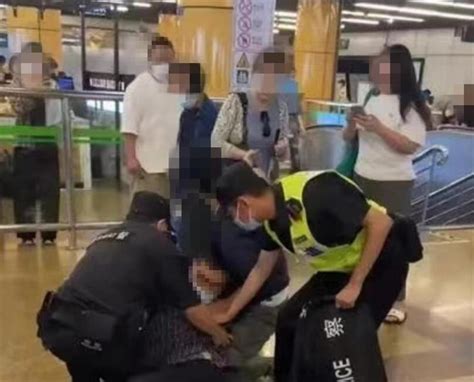 上海地铁站一男子偷拍女乘客裙底被当场抓获_新闻频道_中国青年网