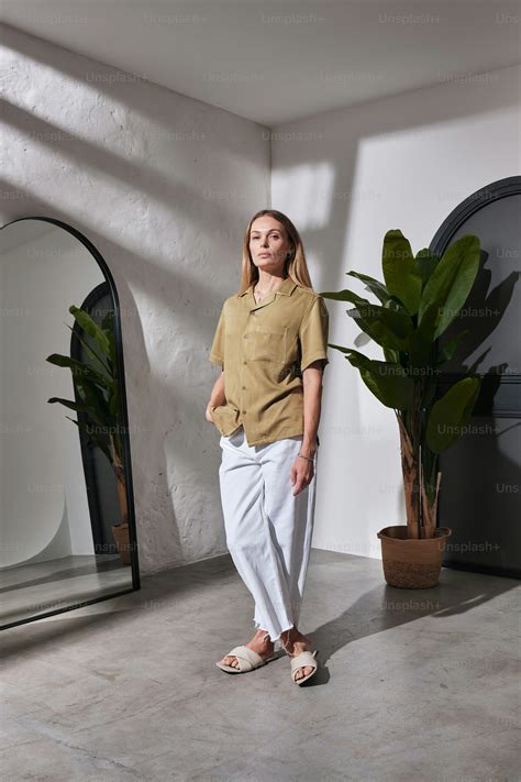 20 People Standing 的图像结果