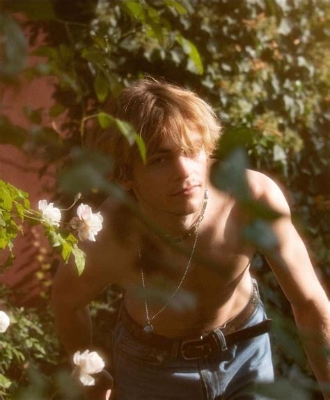 Ross lynch has a party trick and it s grabbing his crotch on stage ...