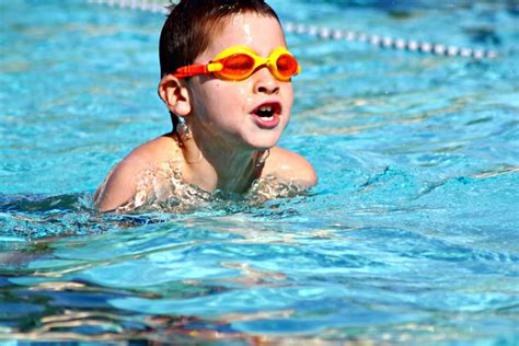 游泳的男孩 - 免费可商用图片 - CC0素材网