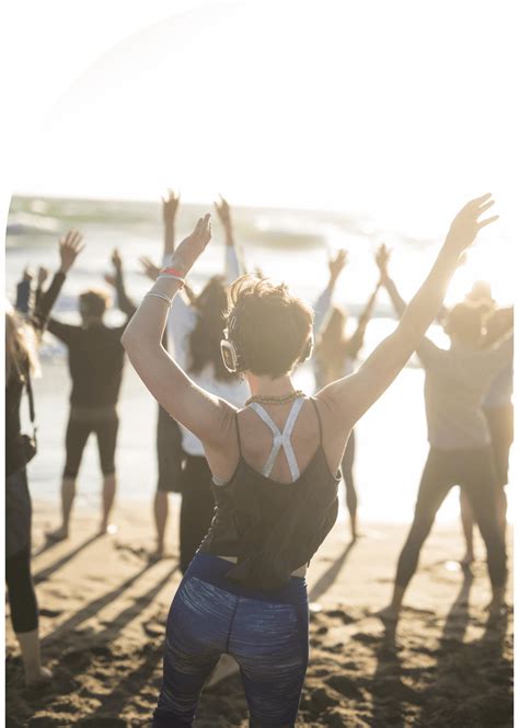Extreme Yoga Outside 的图像结果