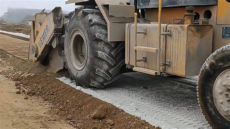 印度村民曝光当地劣质道路工程：地毯上浇沥青当新路-千里眼视频-搜狐视频