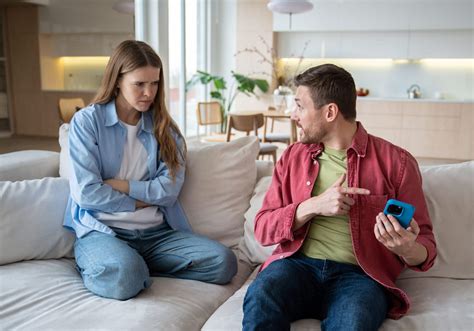 Pathological Liar: Signs, Symptoms and How to Spot One