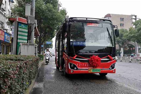 惊呆！18米长公交在洛阳投用，满载160人，6分钟充满电..._搜狐汽车_搜狐网