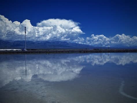茶卡盐湖：这里到底是天空之镜还是泥泞盐场？_凤凰旅游