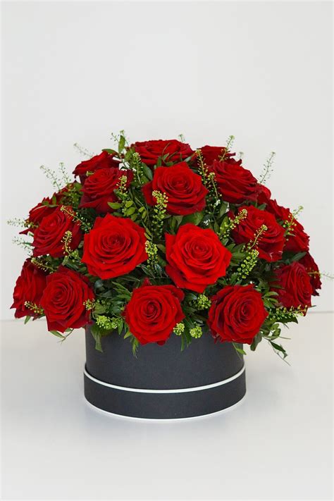 ROSE HAT BOX | Valentines red roses, Spring flower arrangements ...