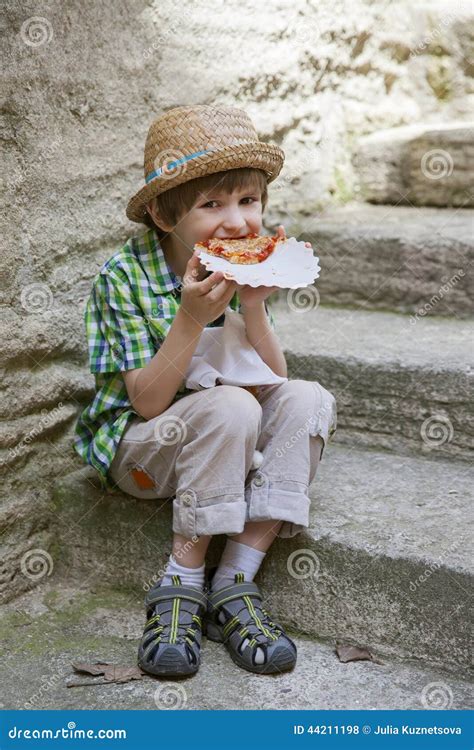 男孩坐石步并且吃薄饼 库存照片. 图片 包括有 膳食, 愉快, 薄饼, 少许, 吃饭, 午餐, 外面, 快速 - 44211198