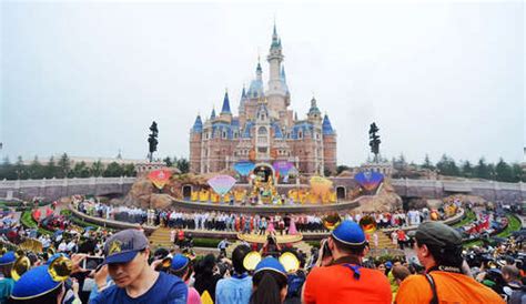 上海迪士尼被指收取天价插队费 VIP团缴2.4万免排队|上海迪士尼_新浪财经_新浪网