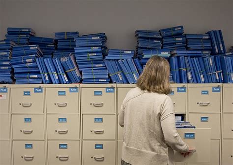 Nearly 600,000 immigration cases clog courts, study finds | Reveal