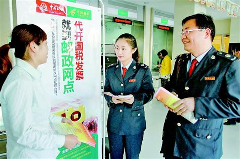 曹县国税人员向邮政代开网点宣传代开发票政策