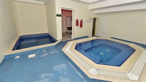 حمامات السباحة في قطر: دليل لأفضل المرافق المائية حولها