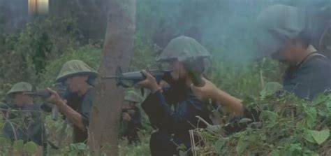 70年代的越战老片，美国大兵在丛林里被追得四处躲避！_凤凰网视频_凤凰网