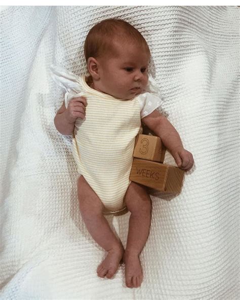 3 Weeks Old | Baby face, Baby, Olds