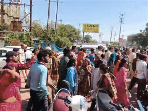 Bhopal Hospital Vandalised | Family Attacks Police with Sticks & Batons