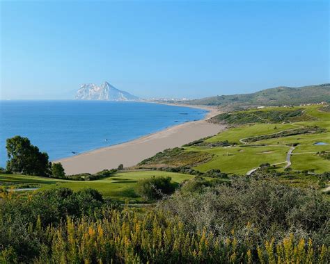 https://www.cadizturismo.com/storage/app/media/IMAGENES/PLAYAS/La%20Alcaidesa/Alcaidesa%20Golf.jpg