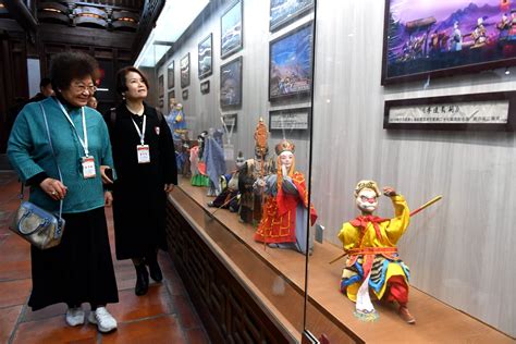 福建漳州：海外华文媒体观看木偶表演 感受非遗魅力