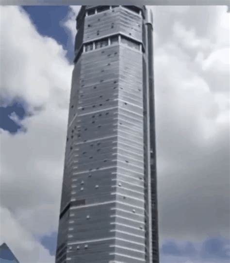 纽约93层摩天大楼剧烈晃动 人员纷纷“出逃” 工作人员：维修电梯所致_腾讯视频