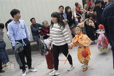 游客追星般狂热的潮汕英歌，是年轻人推动传统民俗的范例_腾讯新闻