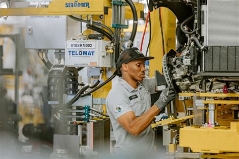 Inside the Mercedes-Benz factory in East London – Photos – TopAuto