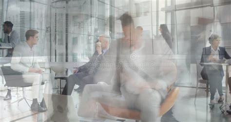 Business People Walking Fast 的图像结果