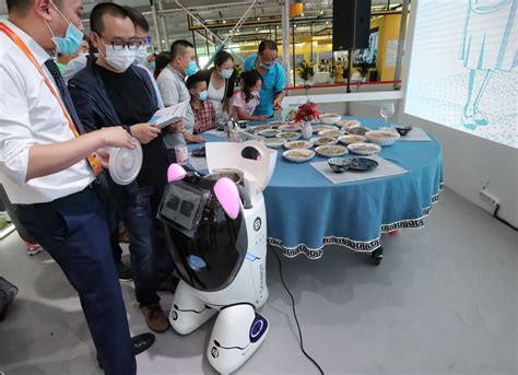 自动烹饪机器人出现在服务交易会上，可以制作超过3,000道菜-足够资源