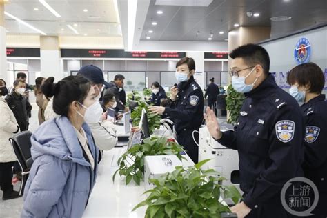 出入境业务大幅增长 重庆一个月审签出入境证件超12万证次_手机新浪网