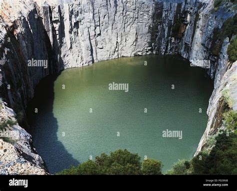 The Big Hole, abandoned diamond mine, 215 metres deep, Kimberley ...