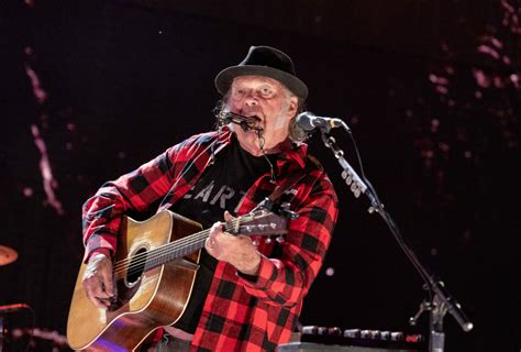 Neil Young: „Rockin' in the Free World“ mit Joan Baez & Maggie Rogers