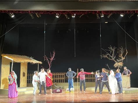 संगीत को समर्पित आदमी के दुख-दर्द और सुखों की संगीतमय दास्तां है नाटक ...