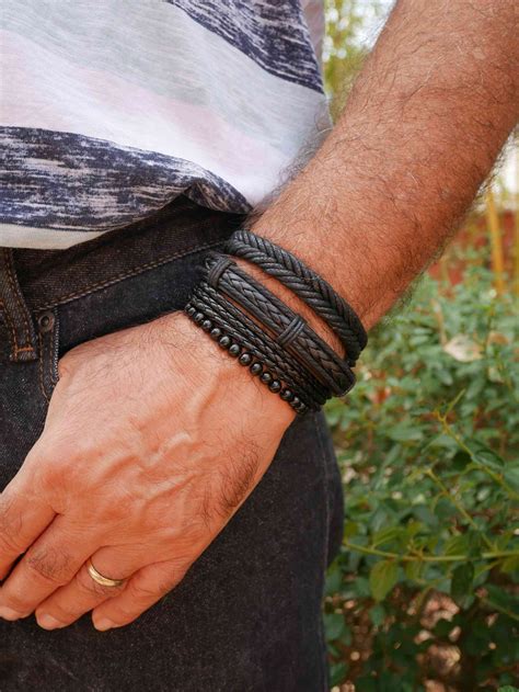 Manchette pour homme. Ensemble de 4 bracelets noirs très tendance ...
