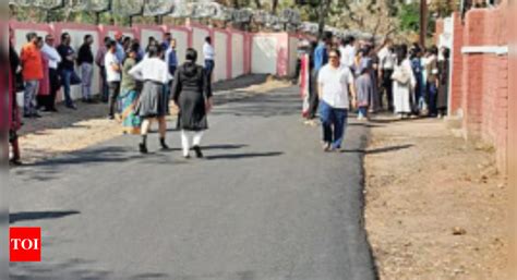 Road to CBSE exam centre barricaded for VVIP visit in Bhopal, students ...