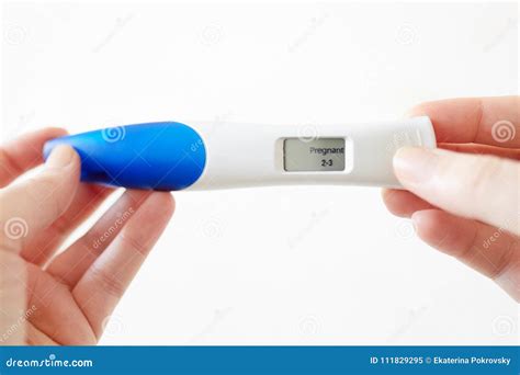 Manos De La Mujer Que Llevan a Cabo La Prueba De Embarazo Digital ...