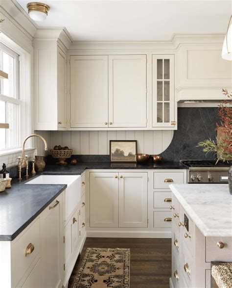 How to Mix Knobs and Pulls on Kitchen Cabinets Like a Designer