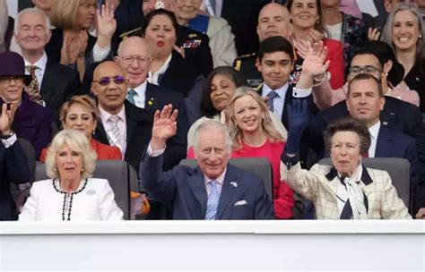 From military bands, vintage cars, dancers and celebrities, Queen ...