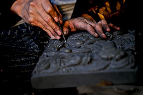 图片故事：贵州23岁小伙传承4千年思州石砚技艺 4年手工打200块砚台--读图--首页
