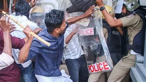 SFI protest at university: Non-bailable charges filed against leaders ...