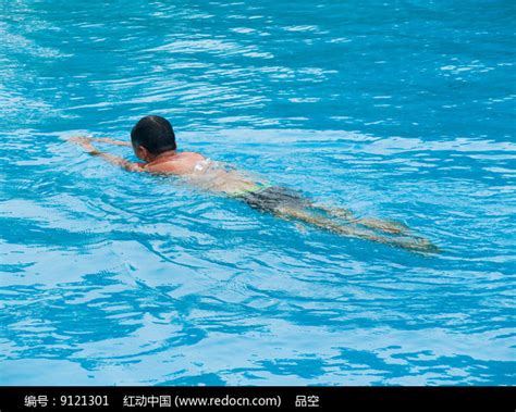 在游泳池里游泳的人高清图片下载_红动中国