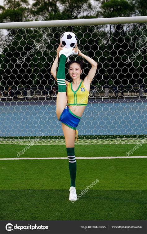 2018 2018 Fifa のワールド カップの応援に肖像写真のポーズ 歳中国曲芸師劉登は彼女の体の柔軟性を示しています — ストック編集用 ...