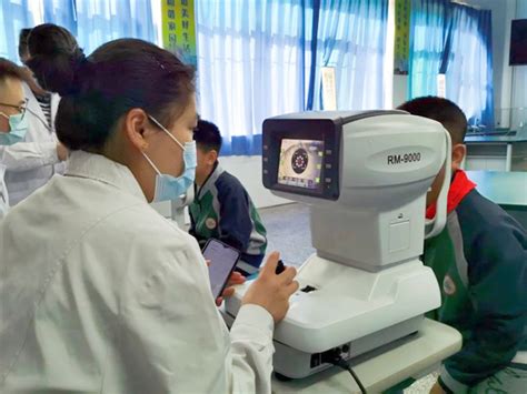 市中小学卫生保健站到学校检查学生健康体检与视力监测工作