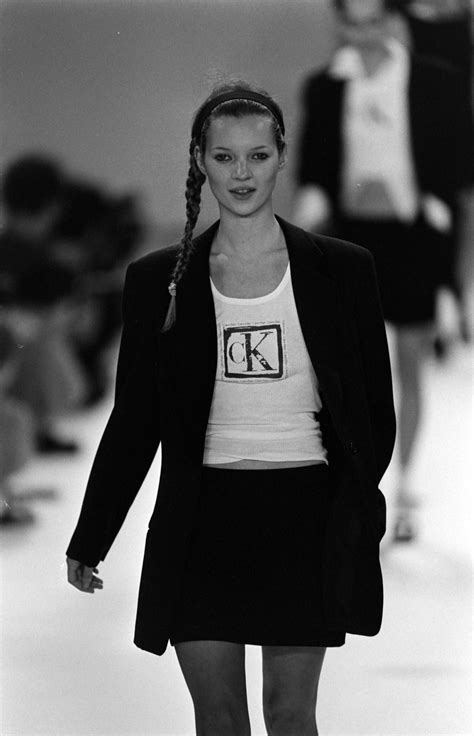 Πώς οι άβολες καμπάνιες της Κέιτ Μος για τον Calvin Klein άλλαξαν τη μόδα για πάντα | BOVARY
