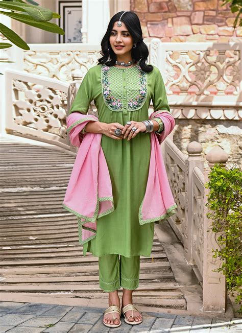 See The Best Navratri Outfits For Women | Savi India