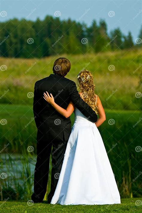 Child Bride Pond Scene 的图像结果