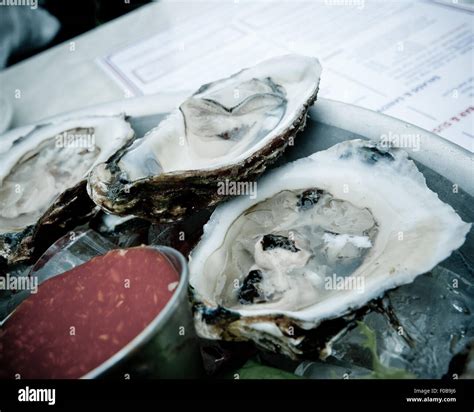 Oysters on the half shell hi-res stock photography and images - Alamy